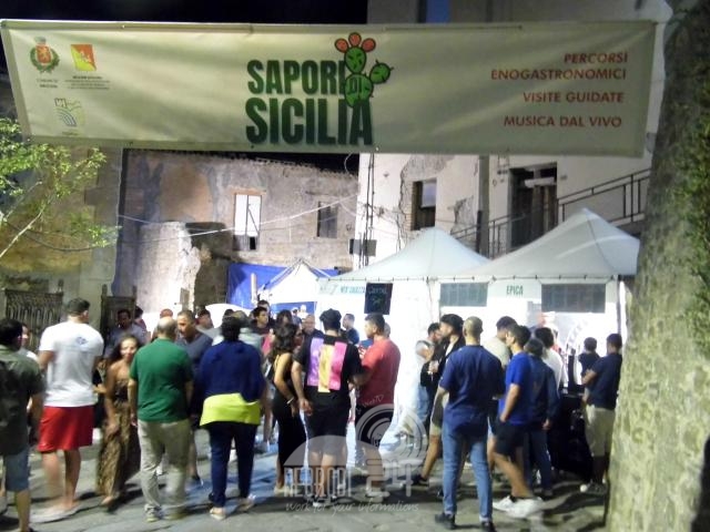 Raccuja – Sapori di Sicilia: tanta gente per la prima giornata enogastronomica. Stasera show di Emanuela Aureli