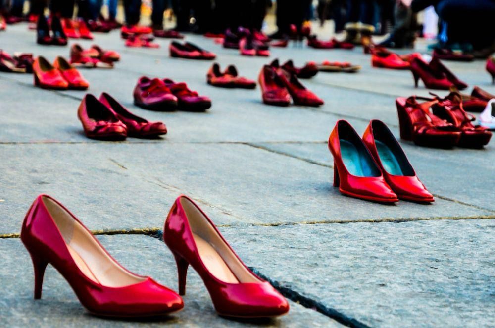 Castell’Umberto – Giornata contro la violenza sulle donne con la Scalinata in Rosso