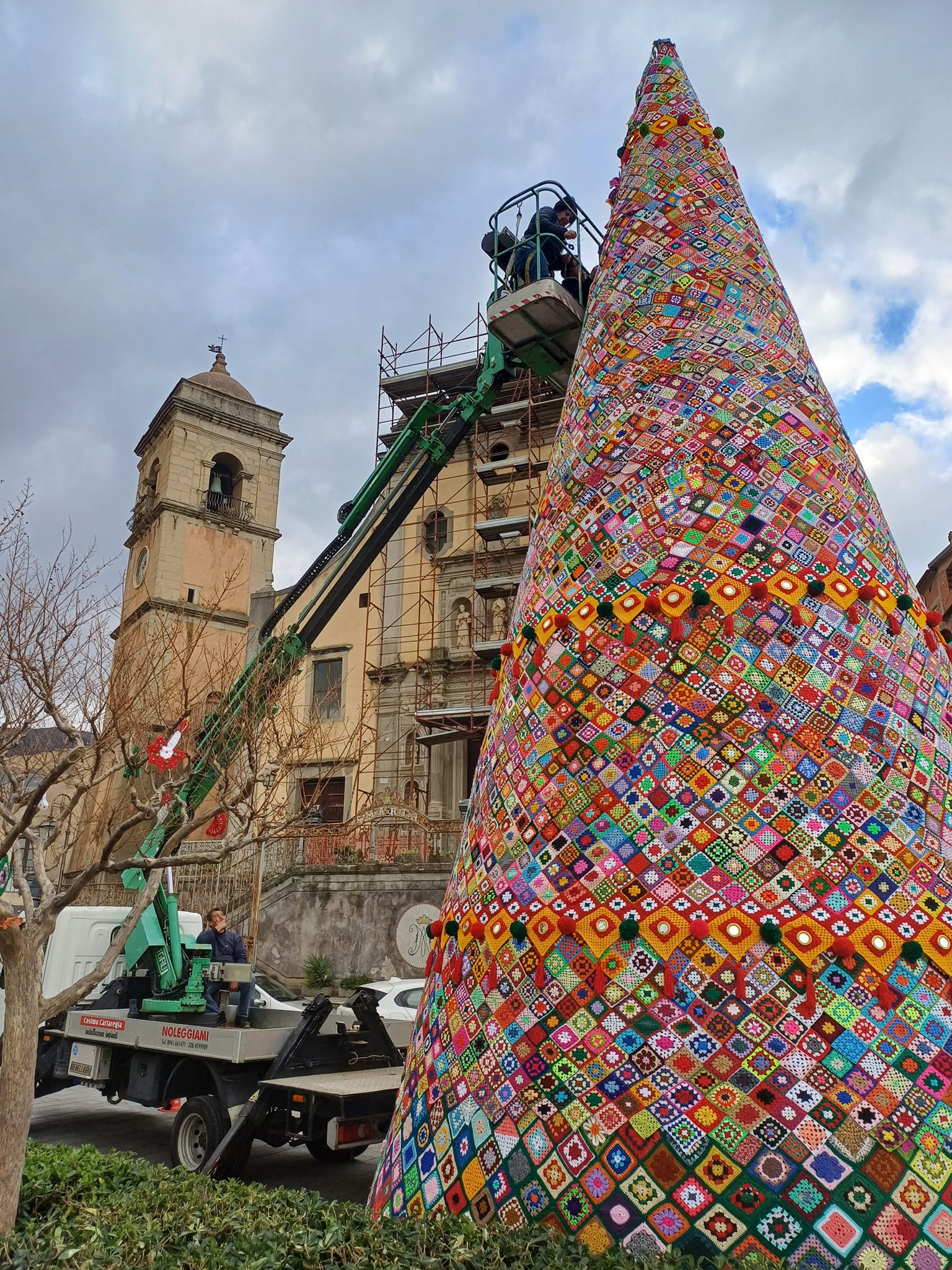 San Piero Patti – Un Natale all’insegna delle tradizioni e dei record con l’Albero all’uncinetto più alto della Sicilia