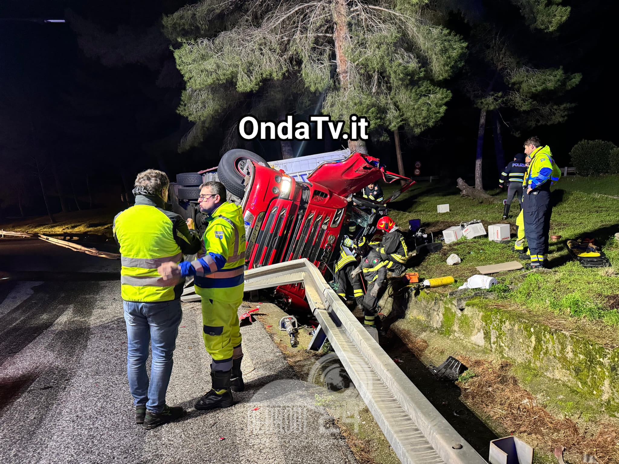 Brolo – Incidente autonomo: camion si ribalta in autostrada, ferito il conducente